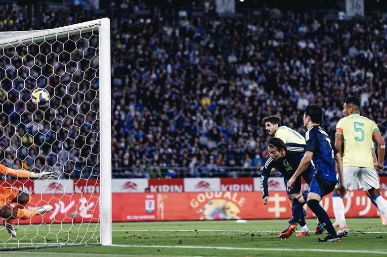 上田綺世の強烈なヘディングシュート（2枚目／全2枚） ©Kiichi Matsumoto