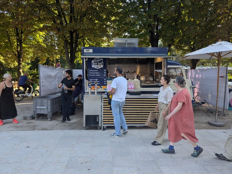 屋台のホットドッグは8ユーロ（約1280円）　©Yu Saito