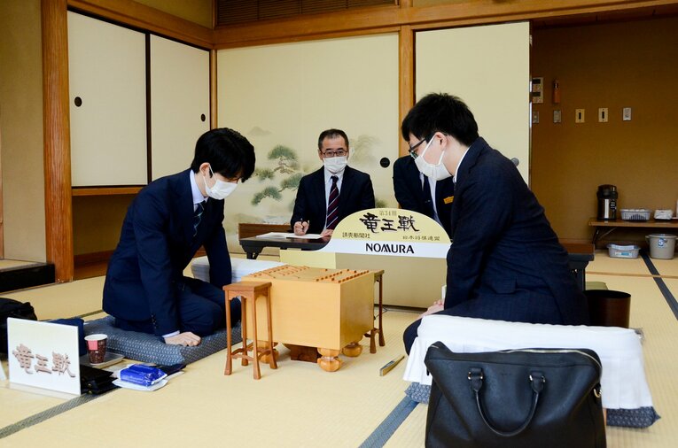 東京の将棋会館と言えば「特別対局室」だ（藤井－永瀬の竜王戦挑戦者決定戦第2局より） ©日本将棋連盟
