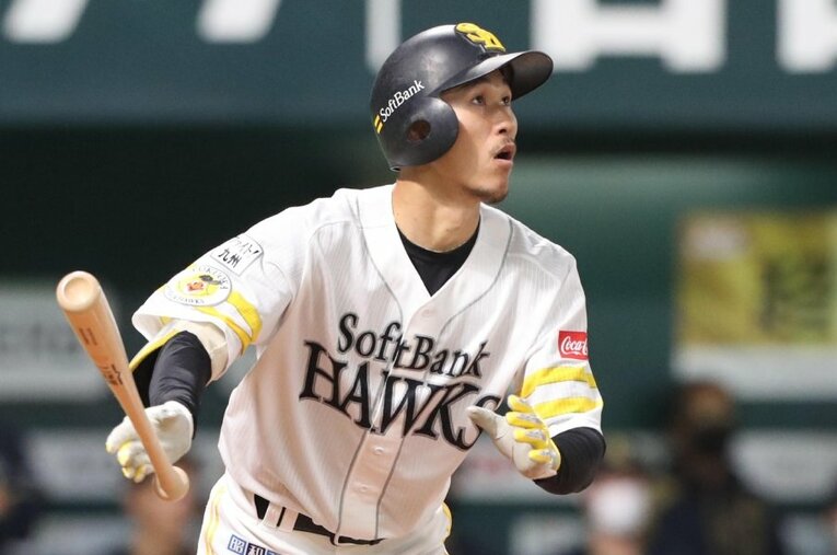 開幕ダッシュを決めたソフトバンク。栗原＆柳田の離脱をカバーしているのが、“ひげのリードオフマン”三森大貴だ ／ photograph by Sankei Shimbun