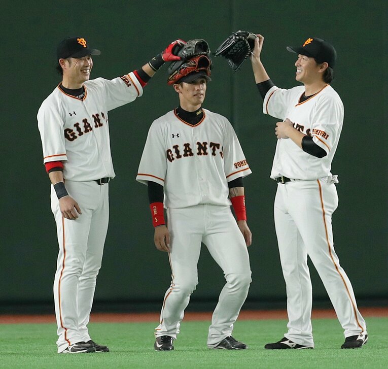 2017年撮影。投手交代を待つ間にレフト・亀井善行（左）、ライト・長野久義（右）のグラブを頭に乗せておどけるセンター・陽岱鋼　©JIJI PRESS