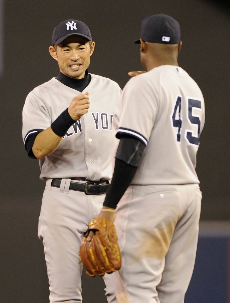 ヤンキース時代、イチローとグータッチするウィーラー（2014年）　©Getty Images