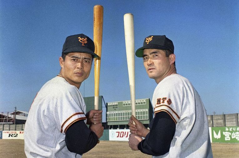 並んでポーズをとる巨人の王貞治（左）と長嶋茂雄。1970年撮影 ／ photograph by KYODO
