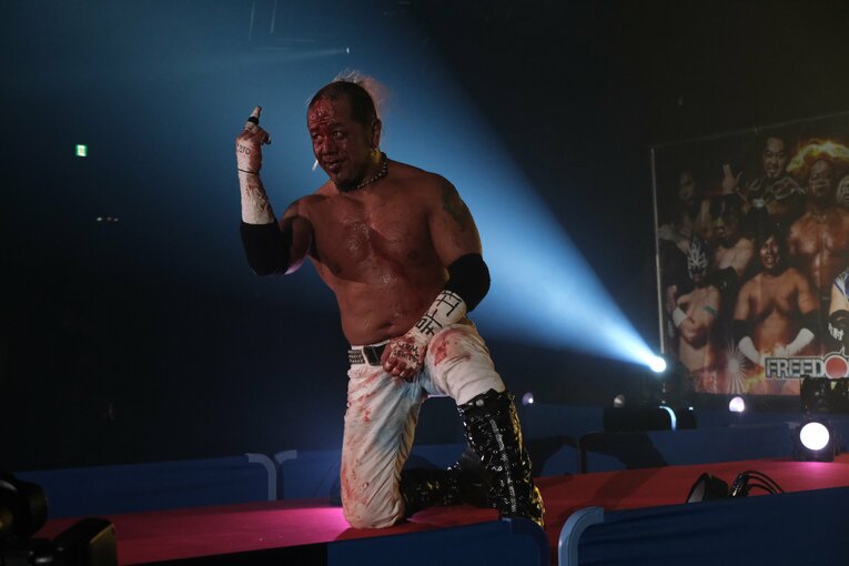 カリスマ葛西純「世の中は無駄な血を一滴も流すな」 頬を串刺し、人間ダーツ…それでもデスマッチが“ただの残虐ショー”ではない理由(35)