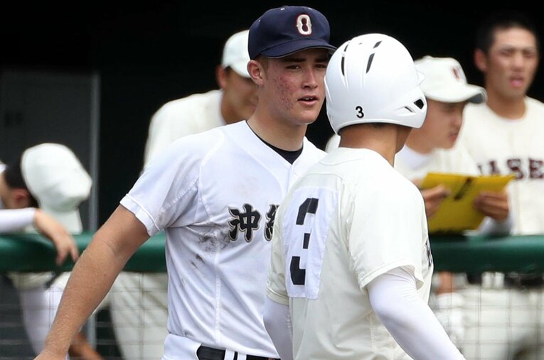 2017年、沖縄尚学時代の砂川リチャード。話しかけている相手は早実・清宮幸太郎　©Sankei Shimbun