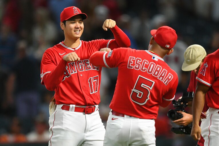 同僚エスコバーとニャンとも不思議なグータッチ　©Getty Images