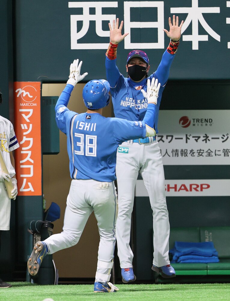 ホームランを放った石井を出迎える新庄監督（2022年）　©JIJI PRESS