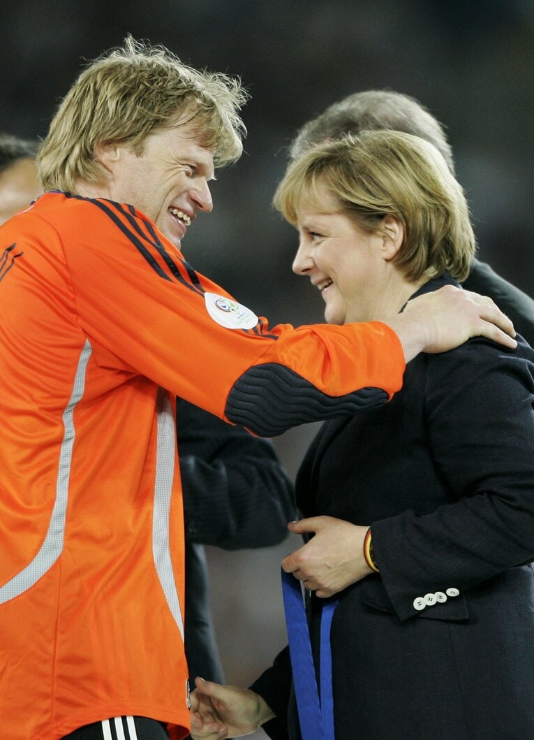 2006年W杯、GKオリバー・カーンと　©︎Getty Images