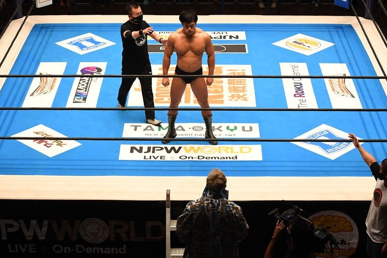 オカダを仁王立ちで迎えた上村