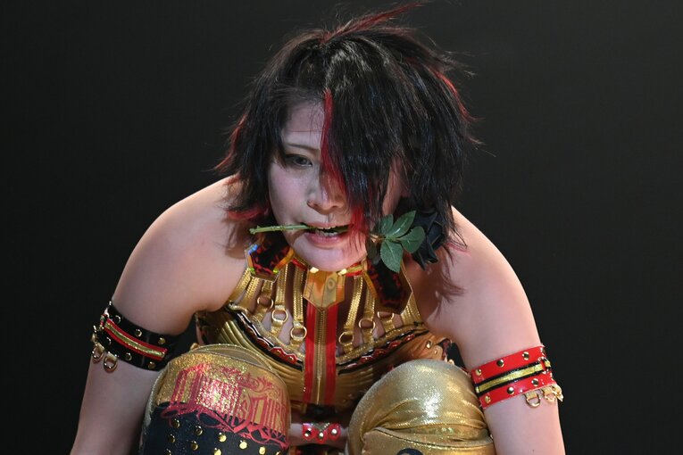 黒いバラをくわえてダイブする林下詩美（クリックすると「この記事の写真」に飛びます。流血等の写真を含みますのでご注意ください）