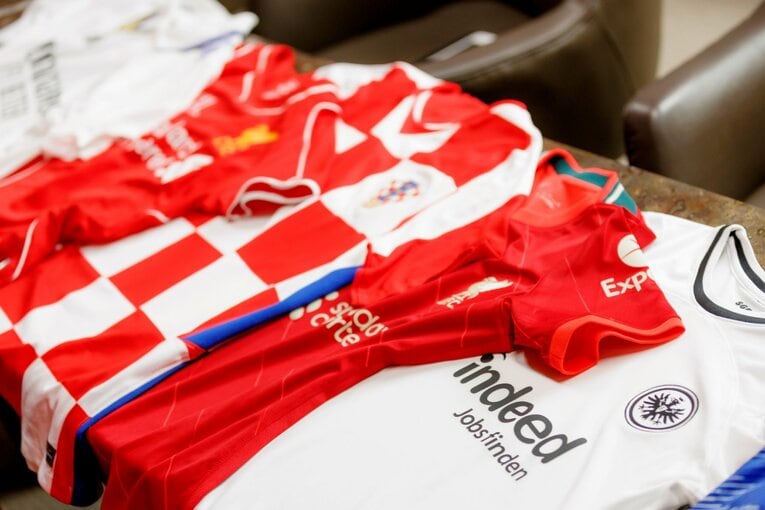 眞嶋さんは取材用に様々なユニフォームも持ってきてくれた　©Kiichi Matsumoto