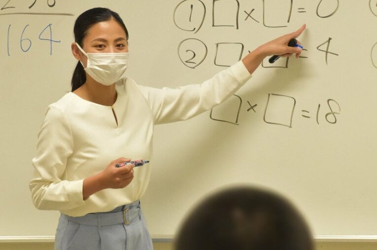 兵庫県加古川市にある播磨学園で教壇に立つ小林。”スーパー女子高生”は教師になっていた ／ photograph by Yu Shoji