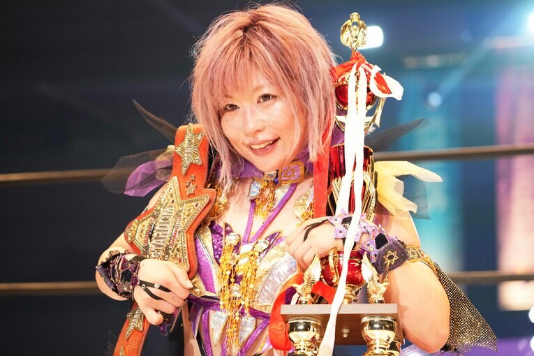 初防衛に成功して笑顔を見せる中野たむ　©Essei Hara