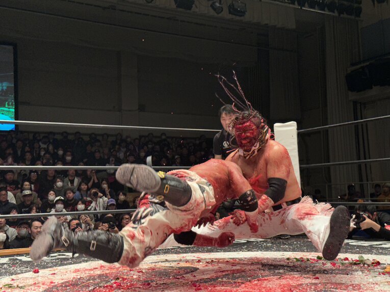 スワイプすると「エル・デスペラードvs葛西純」など激闘写真をご覧になれます　©Norihiro Hashimoto