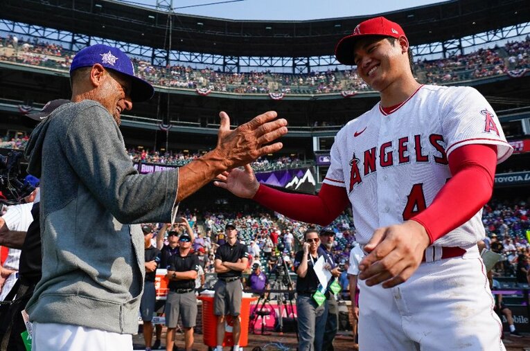 2021年、ディノ・エベルコーチとオールスターで再会を喜ぶ大谷翔平 ／ photograph by Getty Images