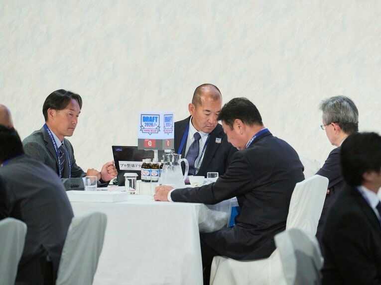「表情が対照的すぎる！」ドラフト会場で見た巨人と阪神の首脳陣　©Yuki Suenaga