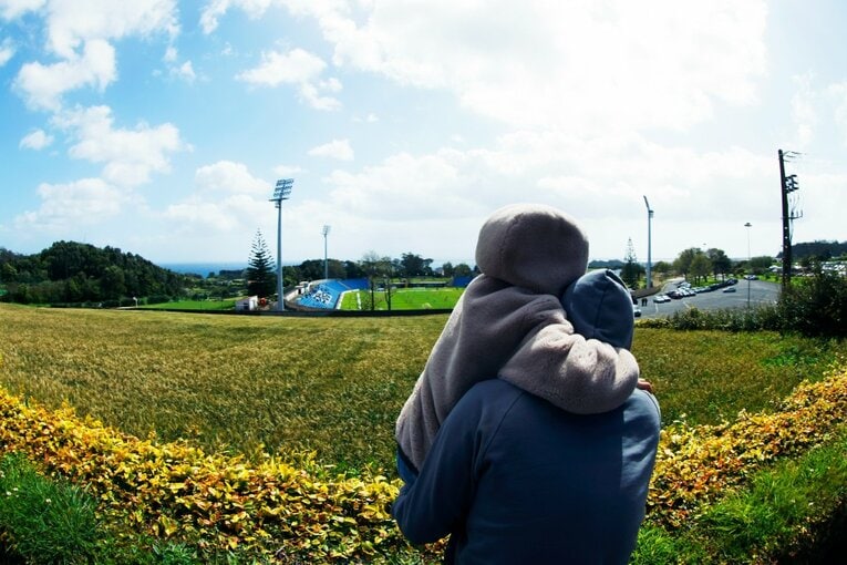 「山の斜面にスタジアム」「守田英正のお薦め料理は…」日本代表MFが戦う“離島クラブ”は美しい風景とグルメ満載だった《現地で撮影》(15)
