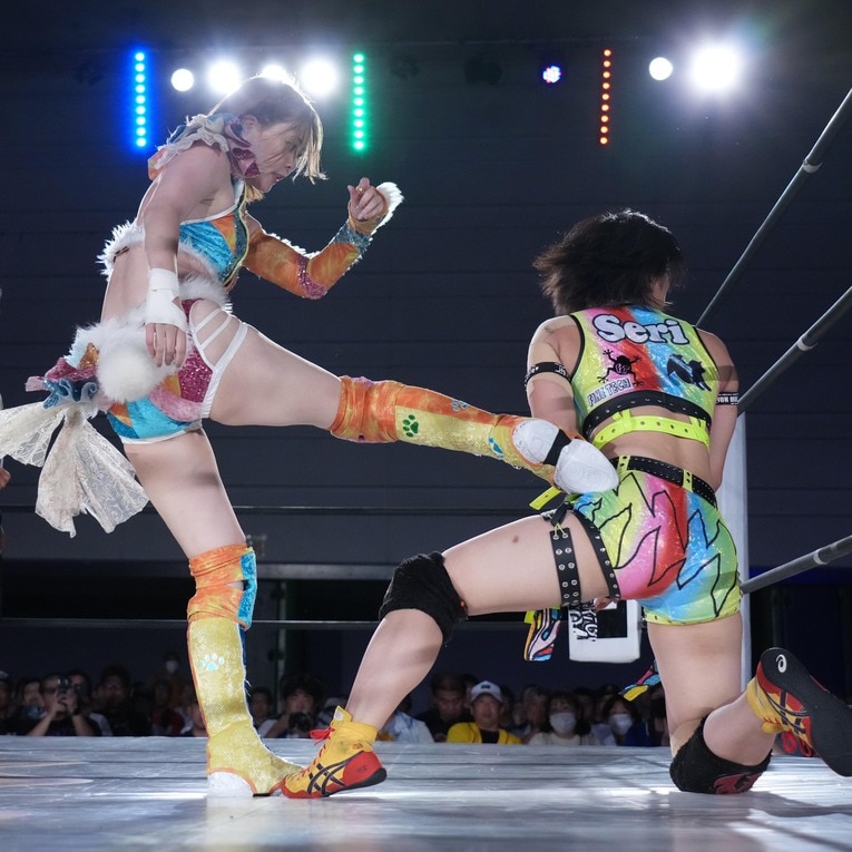 山岡聖怜にキックを放つ岩谷麻優　©Essei Hara