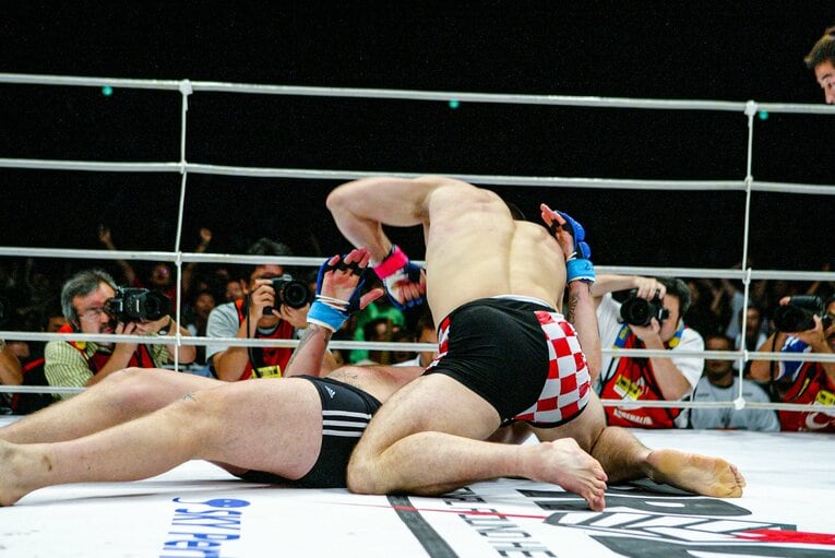 2004年8月、エメリヤーエンコ・アレキサンダー戦のハイキック（9枚目／全10枚）©Susumu Nagao