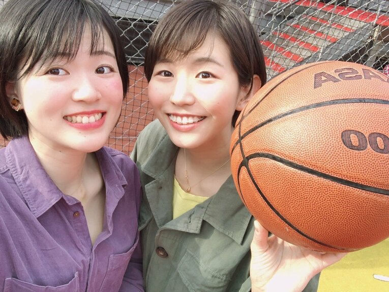 親友・白井美沙紀さん（元東レアローズ）との２ショット（写真：白井さん提供）
