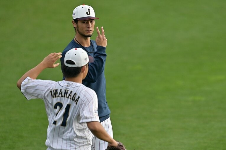 後輩投手の今永昇太に言葉をかけるダルビッシュ。これまでの代表で若手に聞かれる立場だった今永もダルビッシュの指導を仰いだ　©Hideki Sugiyama