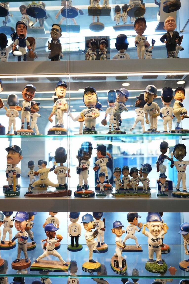 ドジャースタジアム内のラウンジに陳列されたボブルヘッドたち　©︎Shizuka Minami