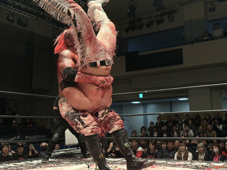 スワイプすると「エル・デスペラードvs葛西純」など激闘写真をご覧になれます　©Norihiro Hashimoto