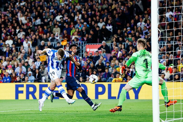 今季9点目！ 久保建英が凄まじい「バルサ撃破ドリブル、ブスケッツ退団・優勝セレモニーが同時に」カメラマンが見た“美しいカンプノウの夜”(30)