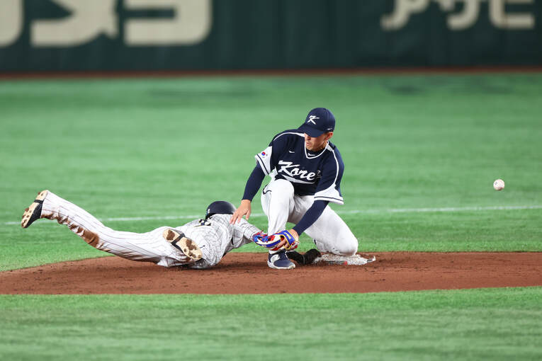 韓国戦3回裏、ケガの瞬間。二塁牽制球にヘッドスライディングで戻る　©AFLO