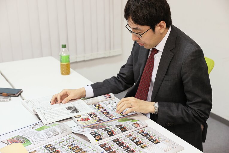 「あぁ、ギブスいましたね」名鑑をめくりながら、ベストイレブンを選出する広瀬八段　©Shigeki Yamamoto