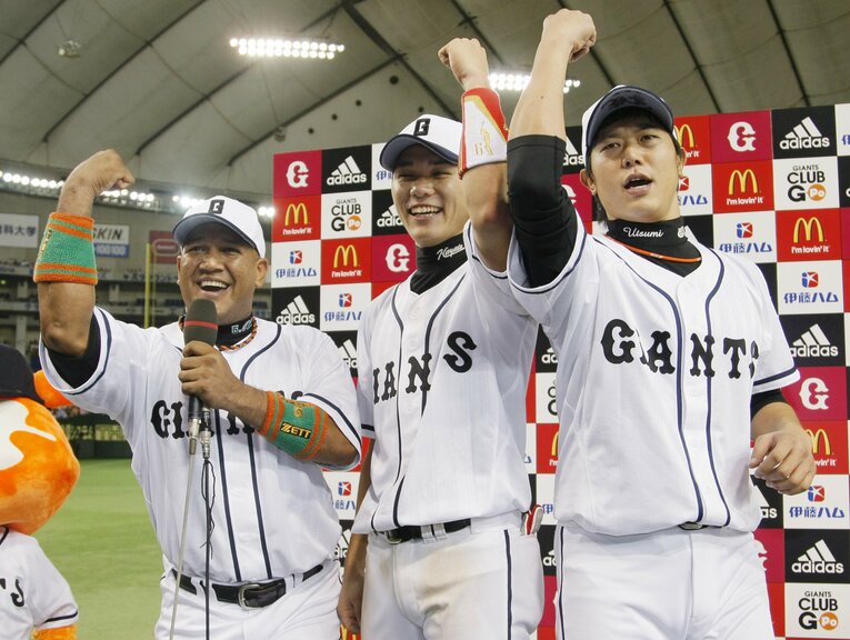 2010年8月、アレックス・ラミレス、坂本勇人とお立ち台で大喜び　©JIJI PRESS