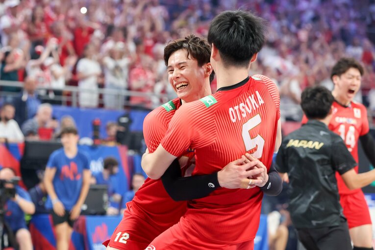 ネーションズリーグで3位に。快挙達成の瞬間、真っ先に抱き合った高橋藍と大塚達宣　©︎Newspix.pl/AFLO