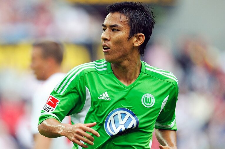 【長谷部誠、ドイツでの足跡】2011-12シーズン、ボルフスブルク時代の長谷部誠。17シーズンものキャリアをブンデスで積み重ねたレジェンドには、ドイツ人も称賛を惜しまない　©Takuya Sugiyama