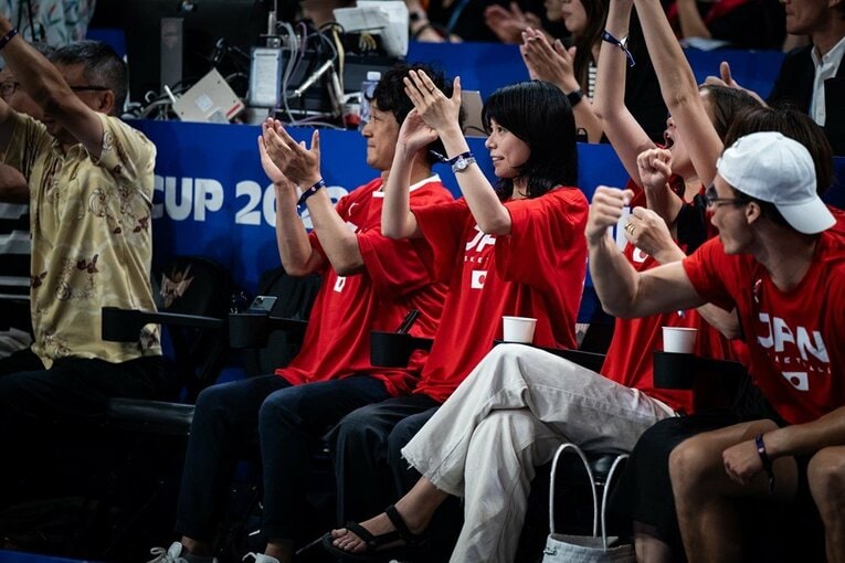 馬場の妻で女優の森カンナも観客席に　©FIBA