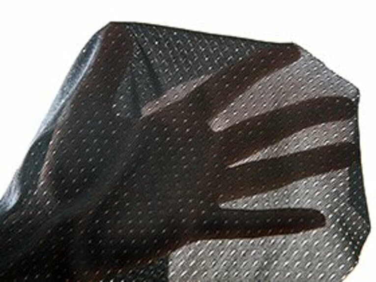 ドライレイヤーの素材は非常に柔らかく、締め付けのストレスを感じにくい。肌に馴染みやすく、身体の動きに追従する。
 