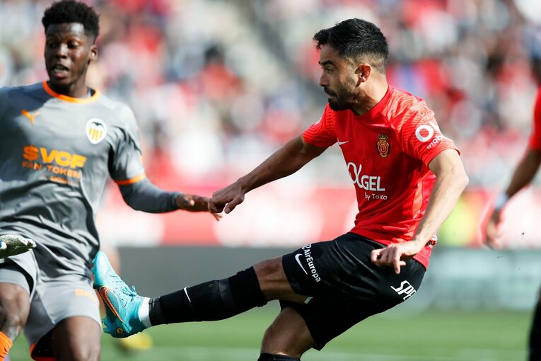 久保建英が“不可解判定”に怒った！ ラフプレーに抗議→イエローも…「バモス！クボ」とファンが信頼する理由〈撮影者の視点〉(40)