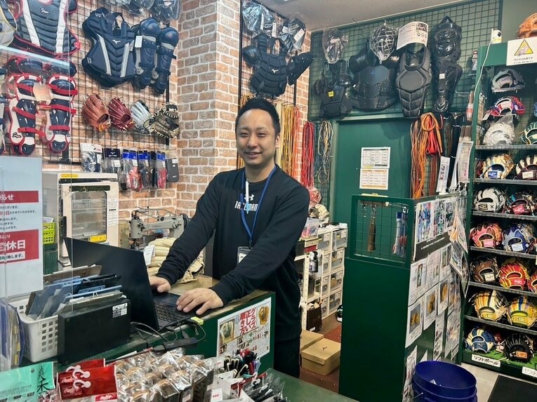 野球専門店・ベースマン立川店のカリスマ店長、星徹弥さん。「2.0超えの野球用具視力を持つ男」の異名を持つ