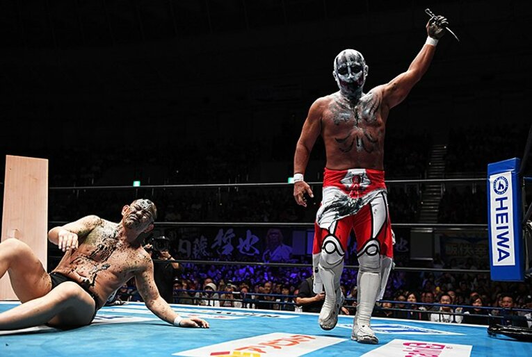 不気味な鬼になった獣神が恐ろしい。ライガーが脱ぎ捨てた仮面とスーツ。(2)