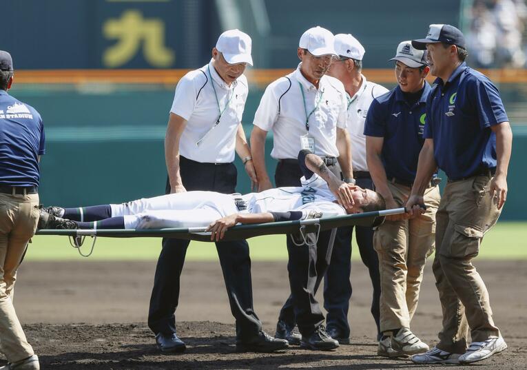 打球が顔面に直撃。甲子園は騒然とした空気に（3/3） ©KYODO