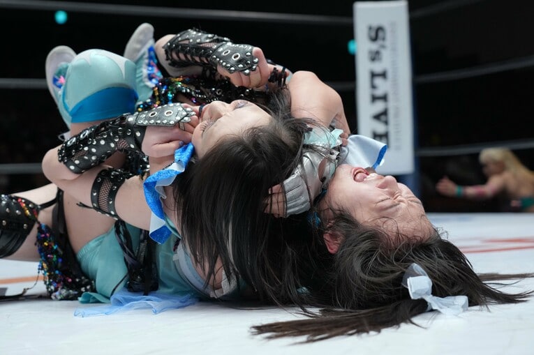 上谷沙弥をスリーパーホールドで絞める玖麗さやか　©Essei Hara