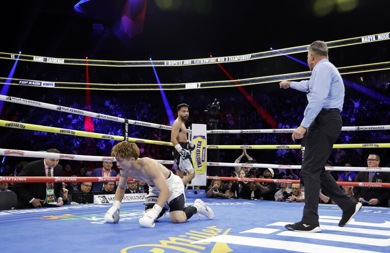 2回、カルデナスの左フックを被弾し、ダウンを奪われた井上【スワイプするとそのほかの試合写真もご覧になれます】　©Getty Images