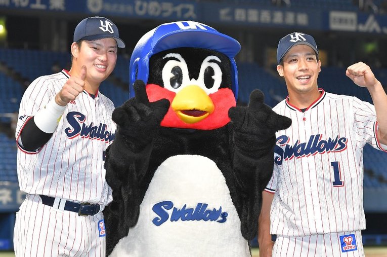 ヤクルトの村上宗隆（左）は史上最速100号を達成。山田哲人（右）とともにヤクルト打線を支える ／ photograph by Sankei Shimbun