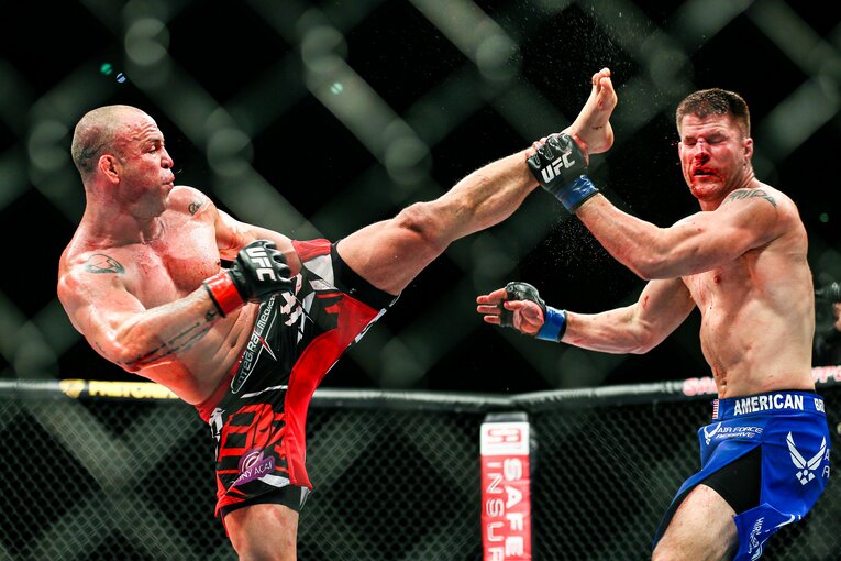 シウバの打撃で出血するスタン　©Susumu Nagao