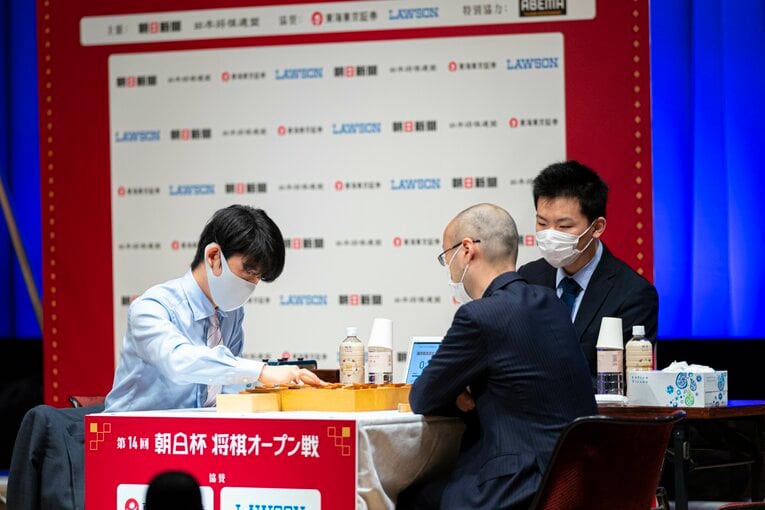 2月11日、朝日杯の準決勝（渡辺名人対藤井二冠）。藤井二冠が一時は敗勢に追い込まれたが、ギリギリの玉さばきで逆転に持ち込んだ　©Takuya Sugiyama