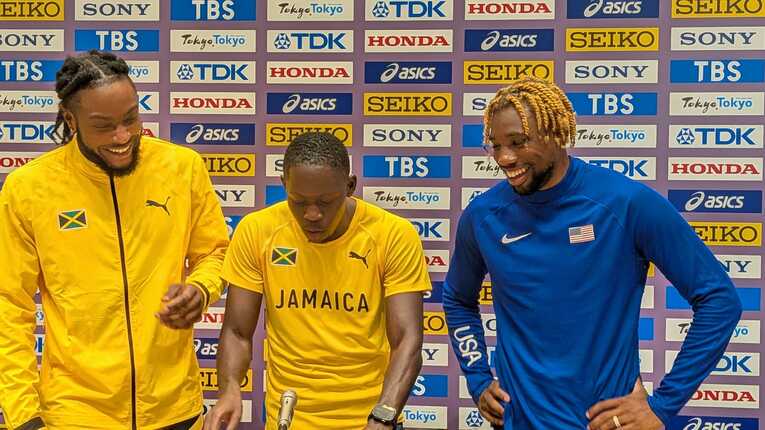 100m後のメダリスト会見に臨む3選手。左から2位のトンプソン、1位のセビル、3位のライルズ　©Number