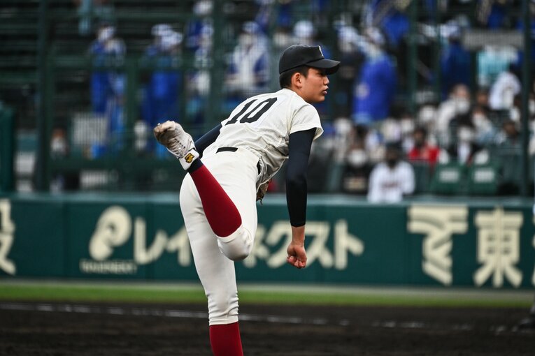 2022年のセンバツは背番号10だったものの実質的には前田悠伍との2枚看板の立場だった　©Nanae Suzuki