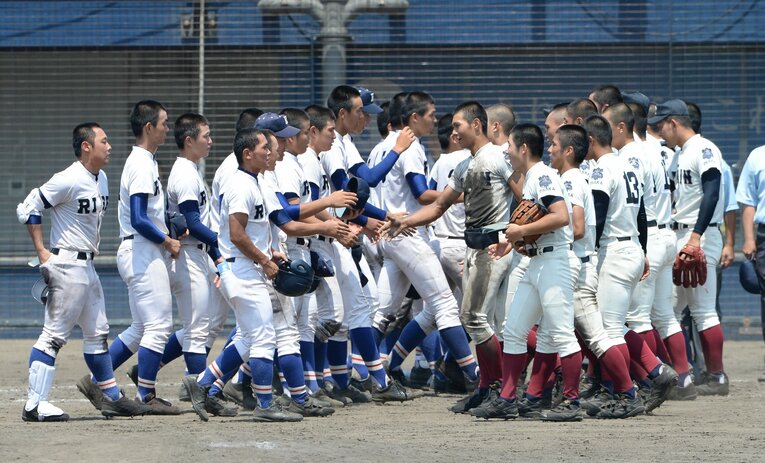 劇的な逆転負けの後、大阪桐蔭の選手たちと握手を交わす履正社ナイン　©︎SANKEI SHIMBUN