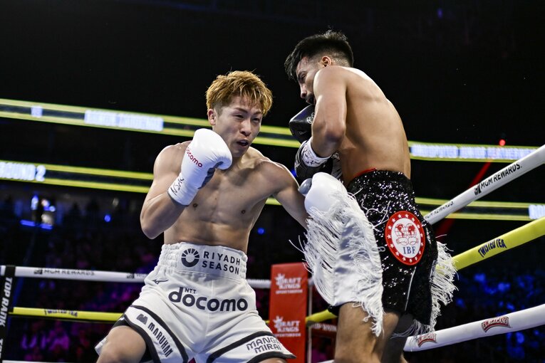 カルデナスの左フックが井上尚弥を捉えた瞬間　©︎Hiroaki Finito Yamaguchi