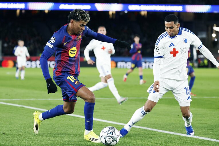 日本代表22歳DFがCLバルサ戦で「ボランチなの!?」「レバンドフスキに頭1つ飛び出て空中戦勝利」超ポリバレントな鈴木淳之介にカメラマン驚き(14)