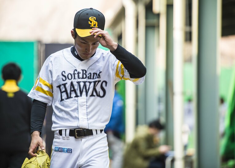 ソフトバンク時代の島袋洋奨。2015年の宮崎春季キャンプで（2枚目／全5枚）©Takuya Sugiyama